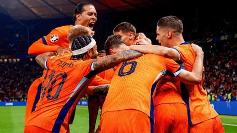 荣耀时刻！上海海港再创辉煌，中超三冠王荣耀加身，队史中超四冠里程碑！